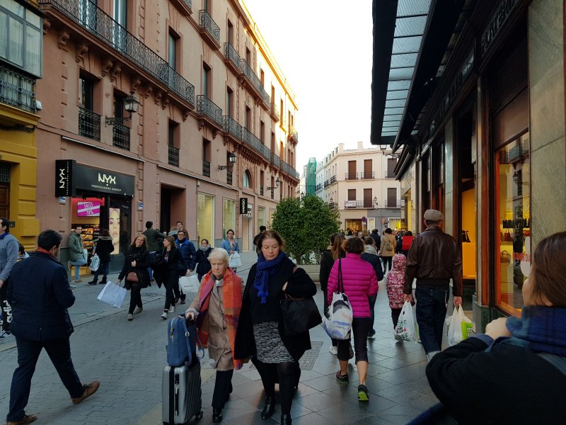 바르셀로나 쇼핑거리에서 사람들이 분주하게 이동하고 있다.