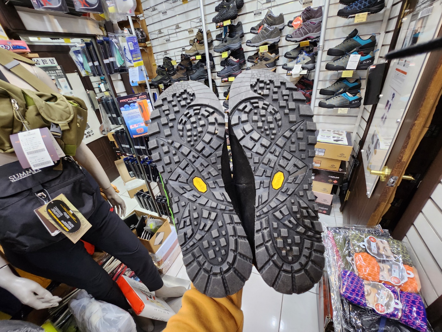  한라산 등산용품 대여 수입 브랜드로 준비해요.