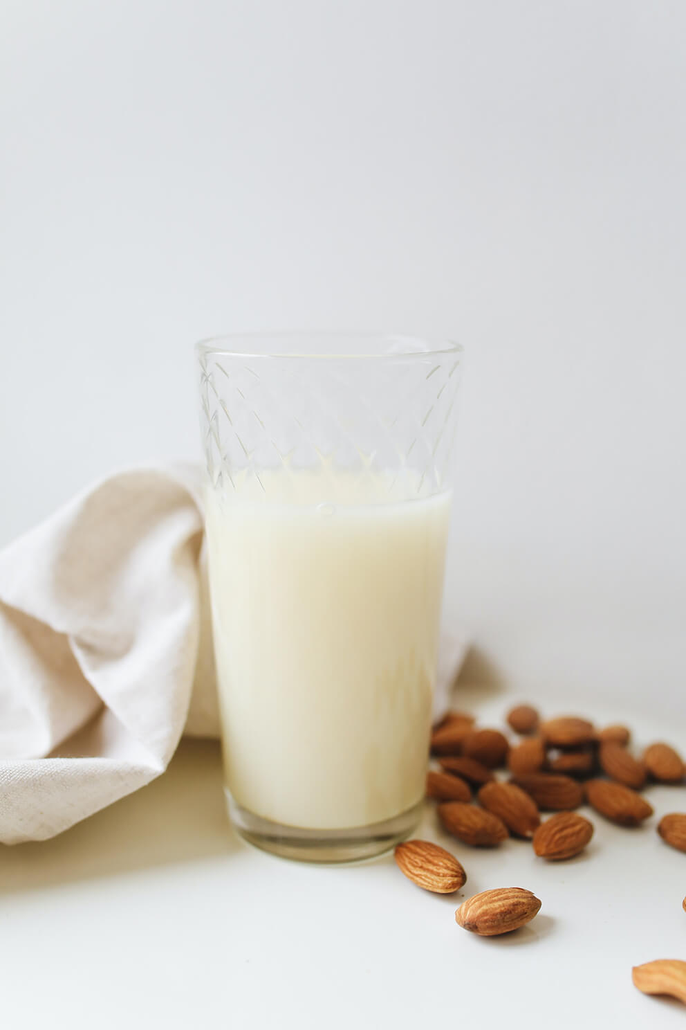 milk soy milk oat milk almond milk 식물성우유 동물성 우유 소이밀크 두유 오트밀크 귀리우유 아몬드 우유 건강 관련