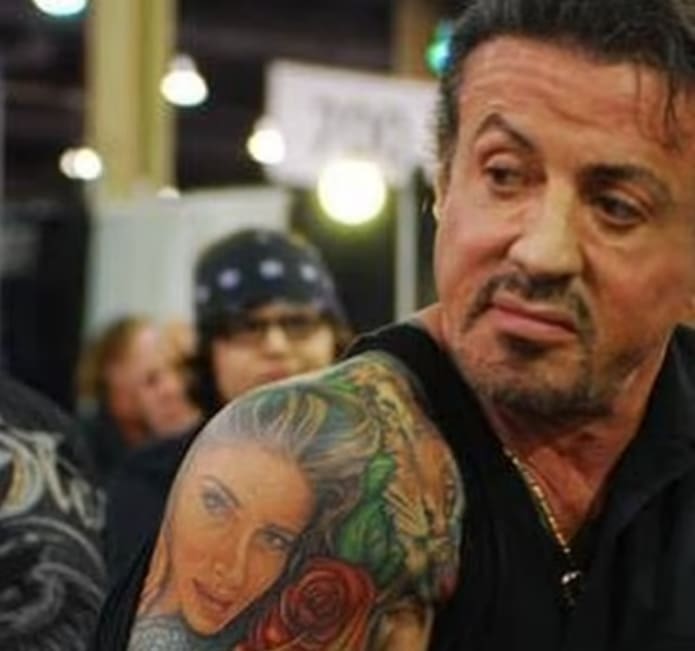 76세 실베스터 스탤론&#44; 26년 산 22살 어린 아내와 깨질 조짐? VIDEO: Sylvester Stallone&#44; 76&#44; gets huge bicep tattoo of wife Jennifer Flavin&#44; 54&#44; COVERED UP with image..