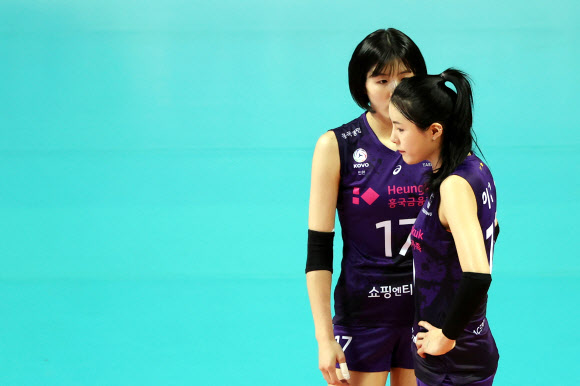  여자배구 학폭 이재영·이다영 지목 "부모님 욕하며 때려"