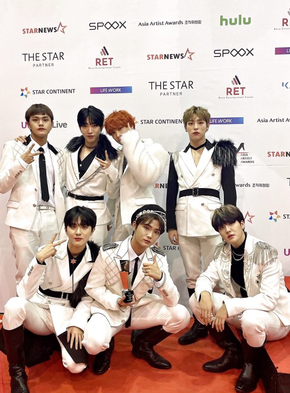  [킹덤] 해외에서 반응 좋은 AAA포커스상 수상한 그룹.gif