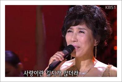 립스틱 짙게 바르고