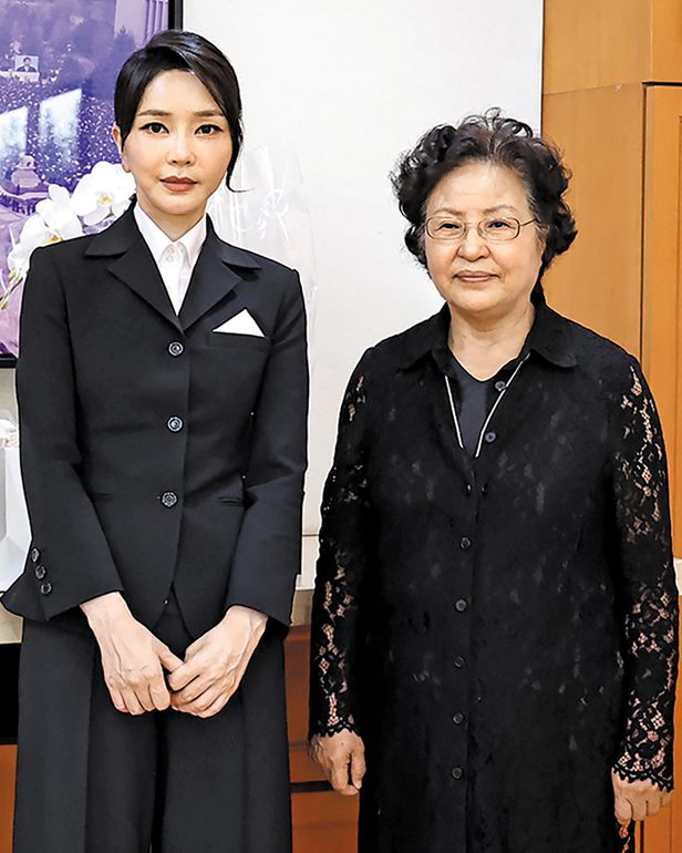  김건희 봉하마을 방문에 박지원 저렇게 다니다 실수하면 큰 문제 박지원 전 국가정보원장이 할 말은 아닌 듯 권양숙 여사와의 대화 내용이 궁금 닥치고 비판하는 노땅 꼰대 정치인
