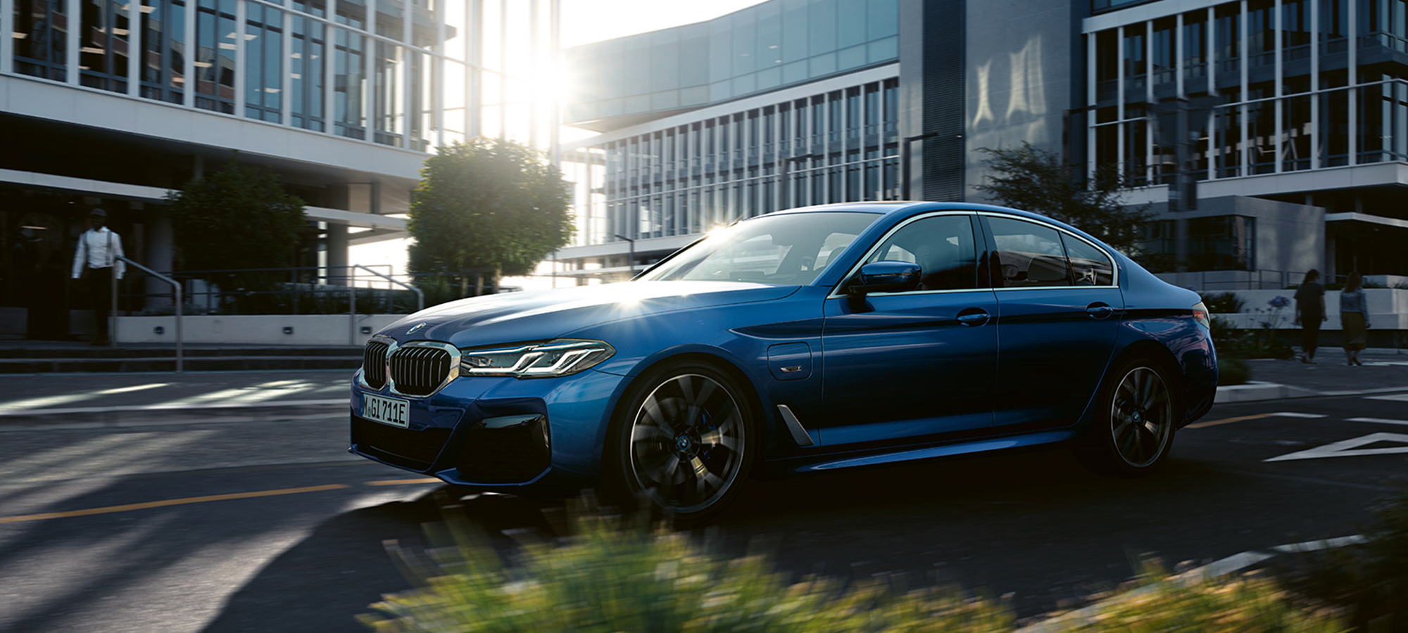 파란색-BMW-5시리즈-하이브리드-사진