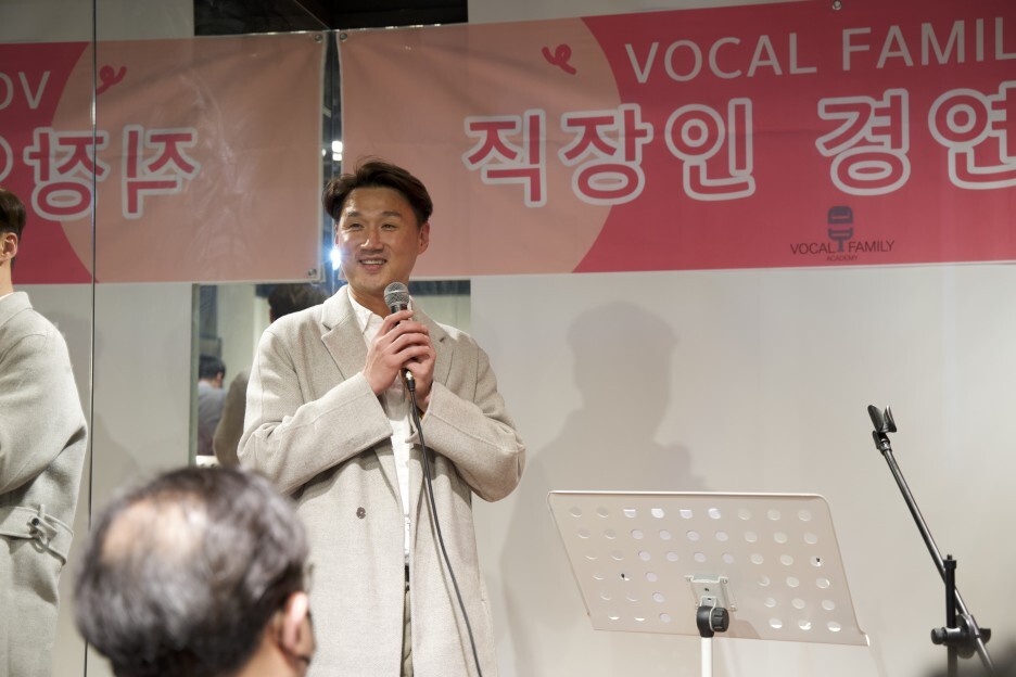 정자동 보컬학원 보컬패밀리 아카데미에서 개최한 제 4회 직장인 경연대회 협찬사 허슬린 바이크 아카데미 대표님께서 설명하고 있습니다.