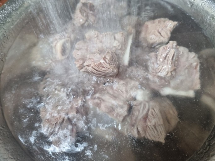 고기를 데치고 찬물에 씻고 있다