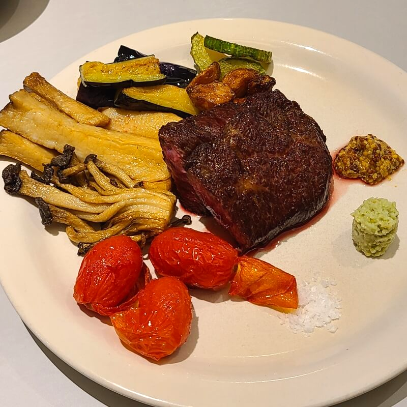 질기지 않고-맛이 좋은-스테이크