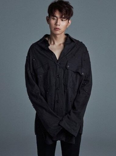 박원-all-of-my-life-박원이-검은-옷을-입고-서-있는-사진