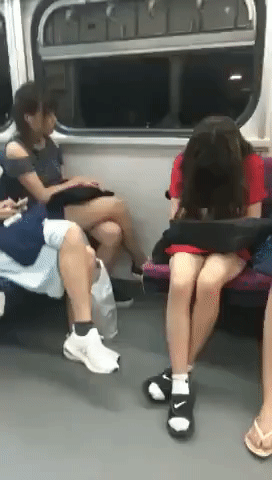  지하철에서 조는 사람