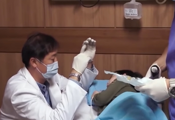 "선생님 너무 무서워요." 생선가시가 목에 걸린 아이가 위급한 상황이지만 아이는 병원을 두려워했고 이를 본 의사선생님의 놀라운 행동에 ..모두에게 큰 울림을 주었습니다.