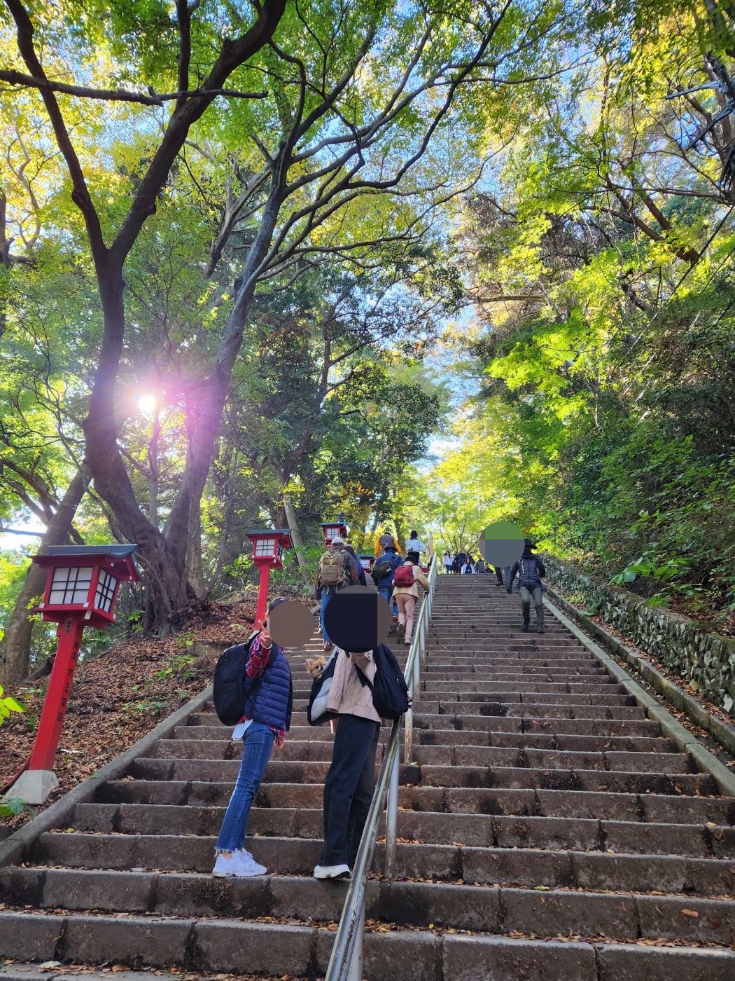타카오산의 계단 오르는 길