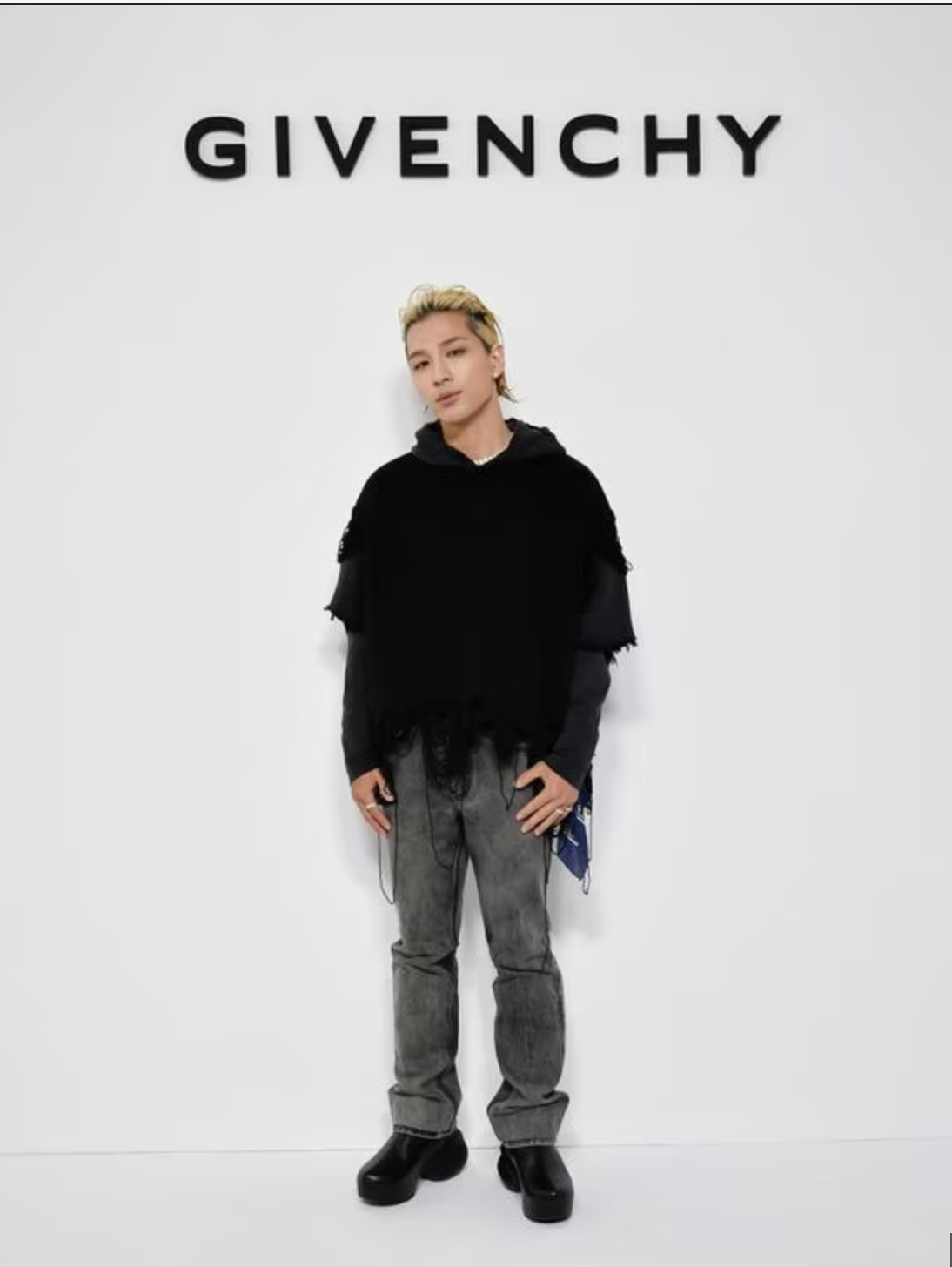  신곡 "Vibe"로 돌아온 태양, 한국인 남성 최초로 지방시 글로벌 엠버서더 선정 및 공항패션 분석