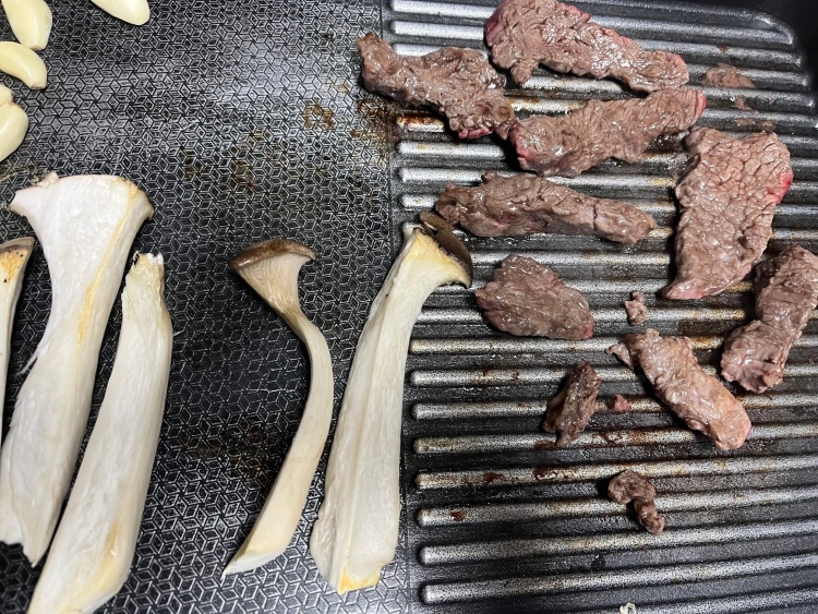 불판 위의 야채와 고기들의 배열 사진