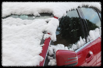 눈덮인 자동차 유리. 출처 : 픽사베이