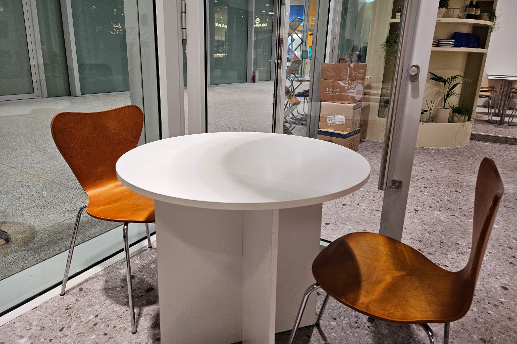 서울 신용산 브런치 카페 뭍 Mut 흰색 원형 테이블