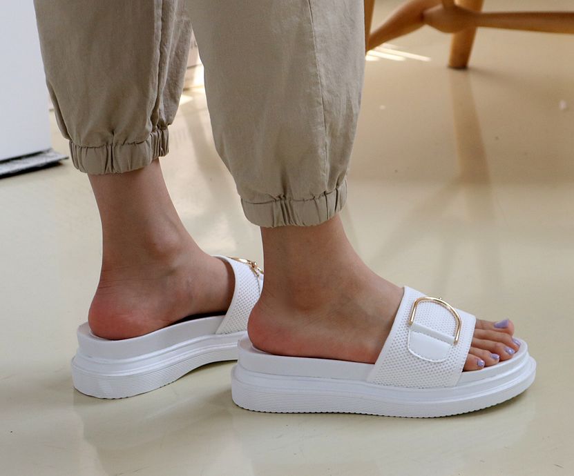  쿠션감 좋고 무난하게 신을수 있는 메쉬밴딩 5cm 샌들