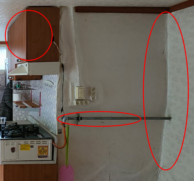 옛날 집에 철거 할 구조물로 lpg관&#44; 장&#44; 휘어진 벽 등이 있다.