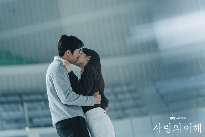 사랑의 이해 10회 아이스링크 장에서 하상수와 안수영이 키스하다(출처: JTBC)