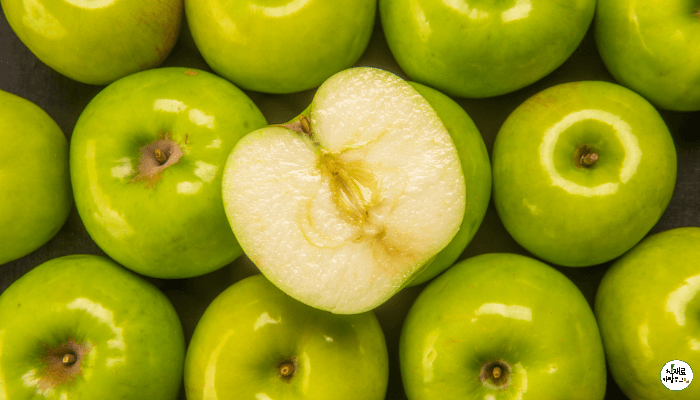 반으로 자른 아오리 사과와 온전 아오리사과가 놓여져 있다