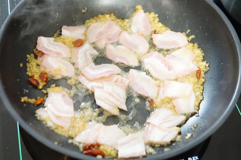 만들기 올리브오일 파스타 종류, 면에 삶은 베이컨을 넣은 알리오올리오 파스타 10