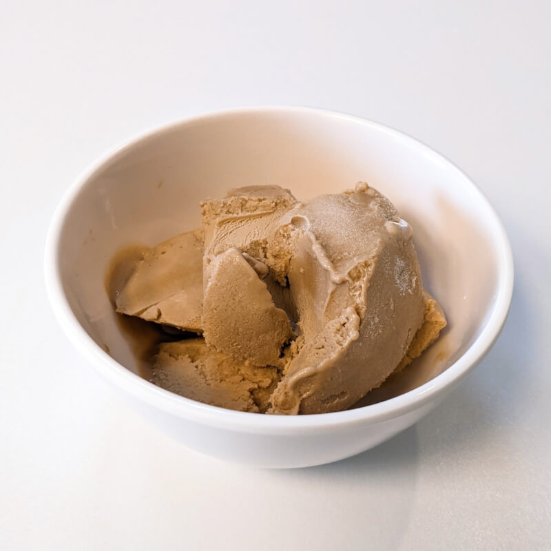 하얀색 작은 그릇에 라라스윗 밀크티 아이스크림을 담은 사진