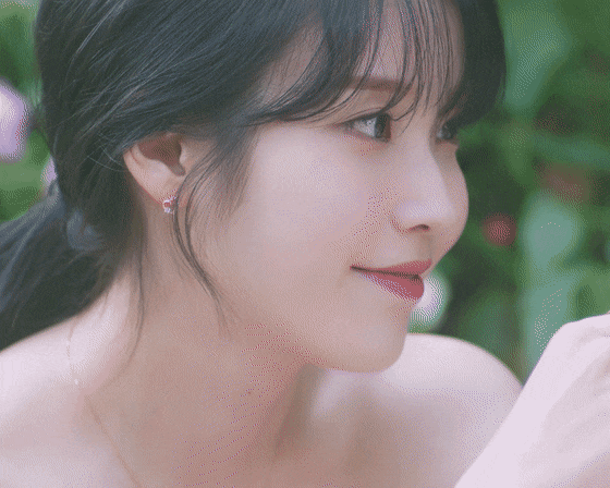  아이유 제이에스티나 2022 스프링 화보 움짤 gif