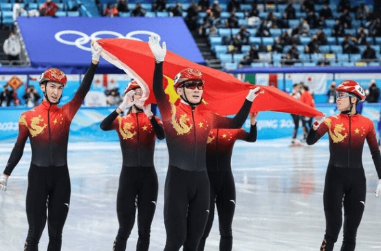중국선수들이 베이징 올림픽 쇼트트랙에서 금메달을 획득하고 기뻐하고 있는 모습