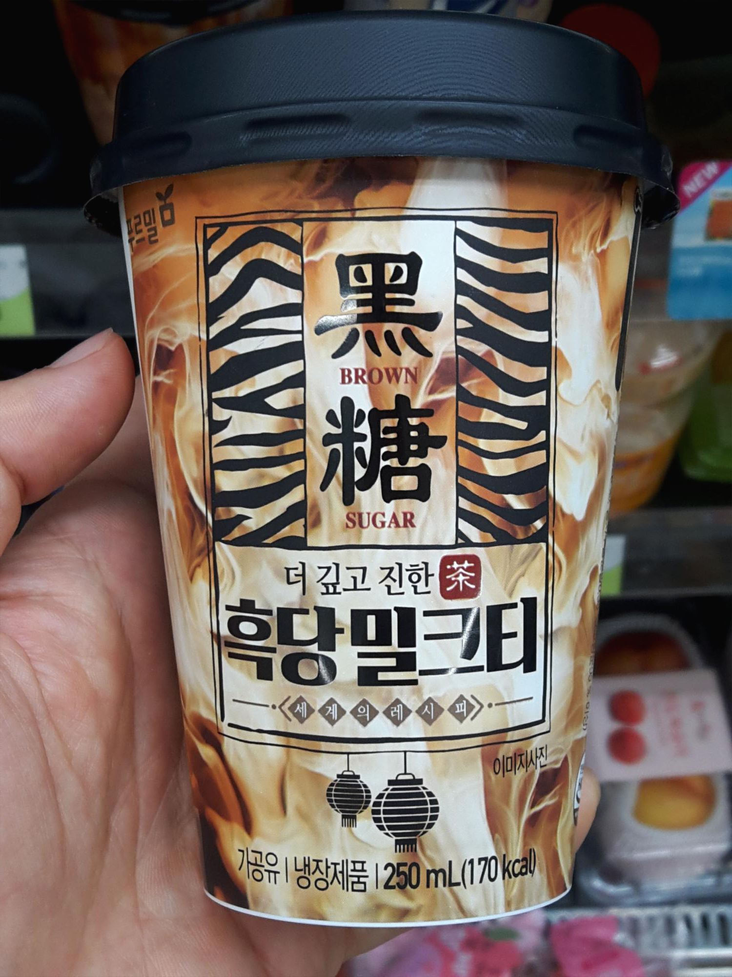  [신제품 리뷰] 푸르밀 더 깊고 진한 흑당 밀크티 먹어 봄
