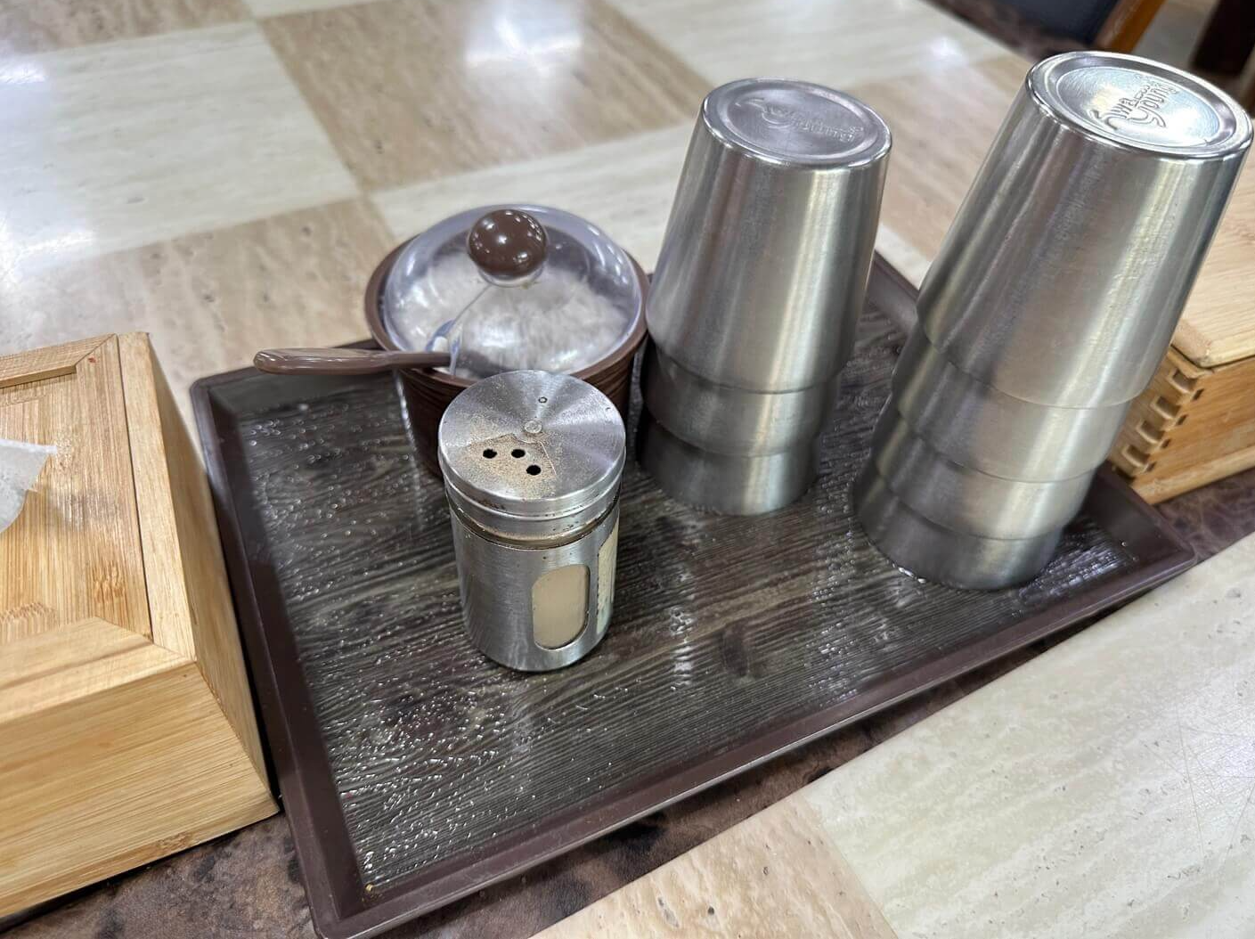 소금&#44; 후추&#44; 물컵&#44; 휴지&#44; 수저젓가락 통