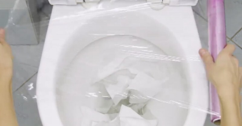  막혀있는 변기를 시원하게 뚫는 꿀팁 4가지