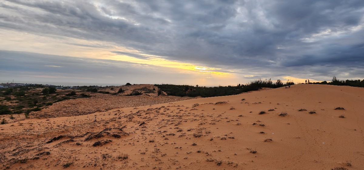 무이네 붉은 모래 사막에서 석양을 감상하는 모래 언덕
