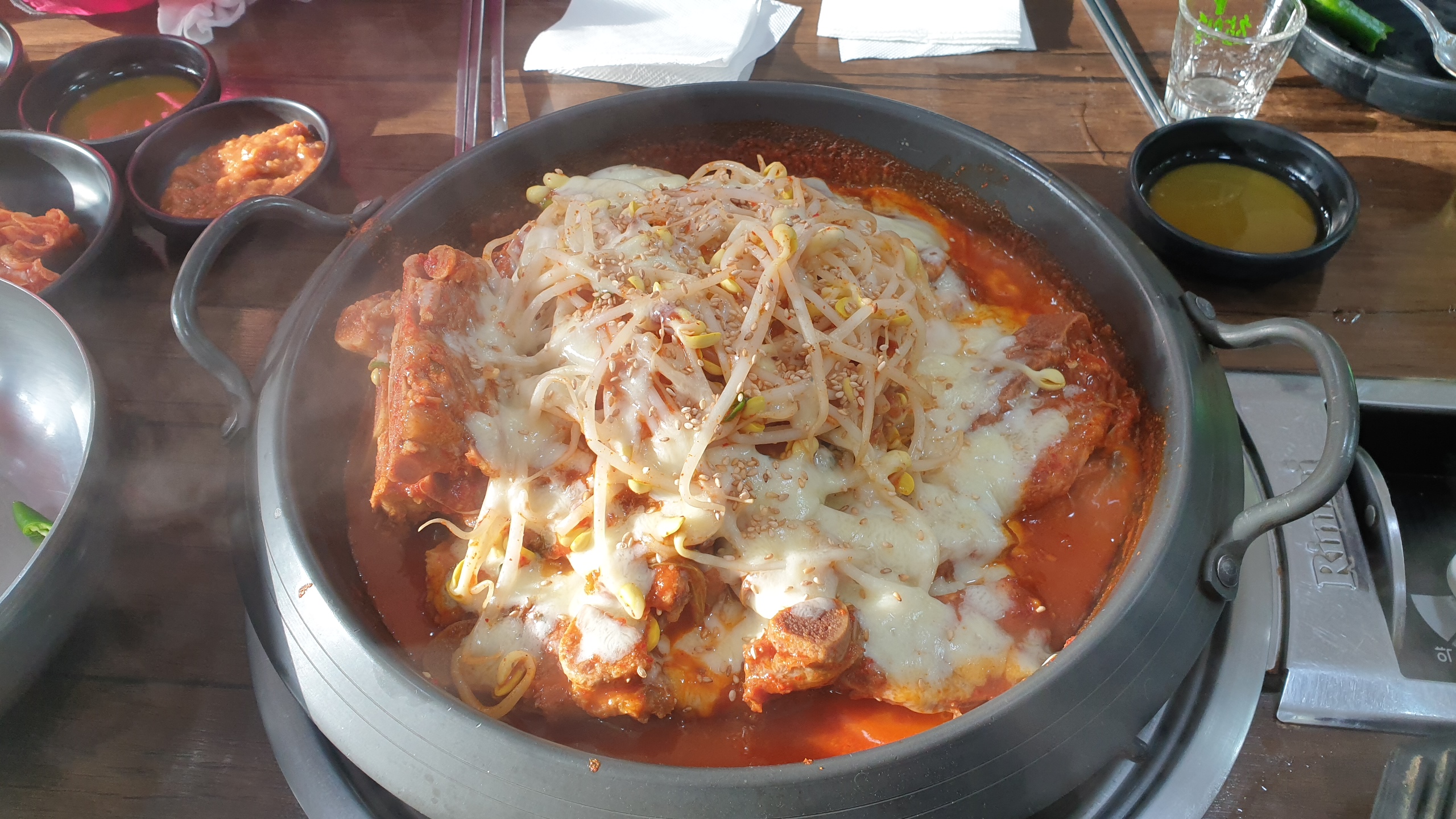  감자탕과 치즈가 만나 태어난 뼈찜, 고바우 감자탕