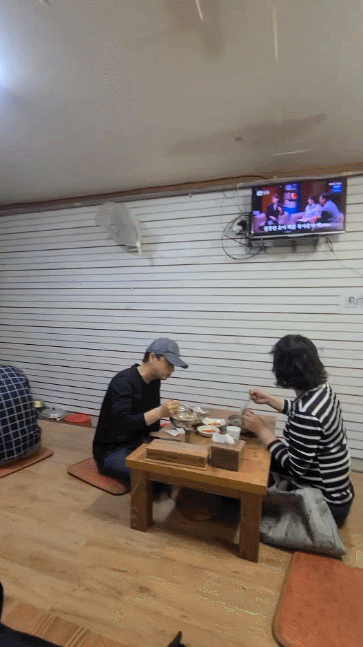 서부시장 한켠에 위치하고 있어 내부는 넓지 않습니다