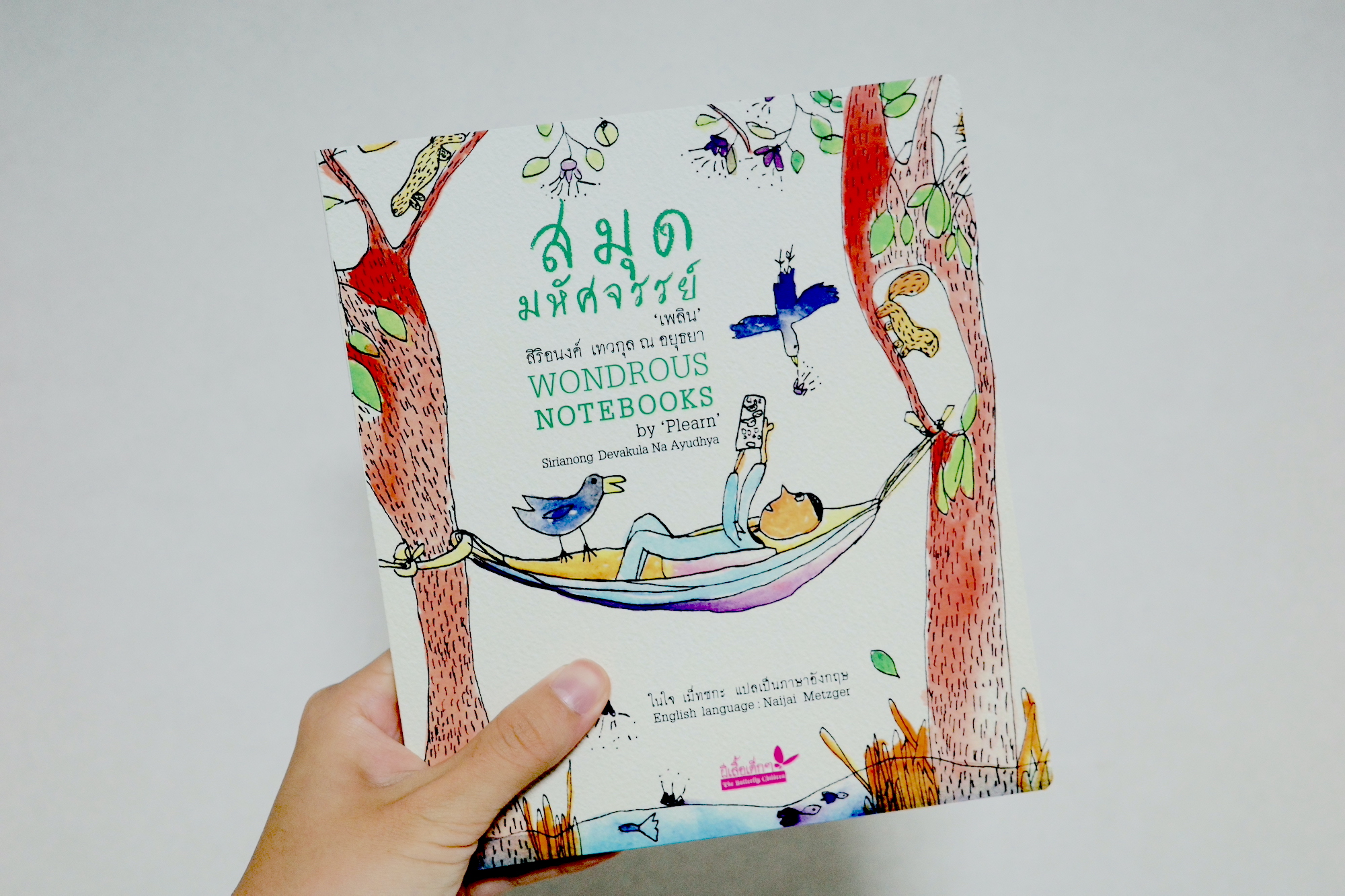 wondrous notebooks라고 써있는 어린이 동화책을 손에 쥐고 있는 모습