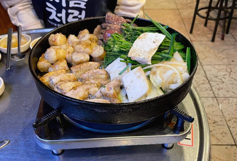  <신촌>황소곱창 본점, 고소한 곱창과 대창, 볶음밥 맛집