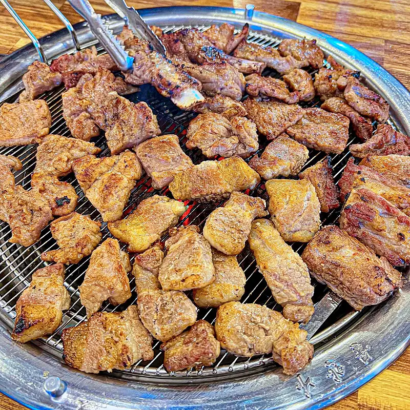 소문의맛집 외식하는날 버스킹 김준현 이영현 돼지등삼겹갈비 돼지갈비 맛있는 갈비집 방송 출연 맛집 위치 메뉴 가격 정보