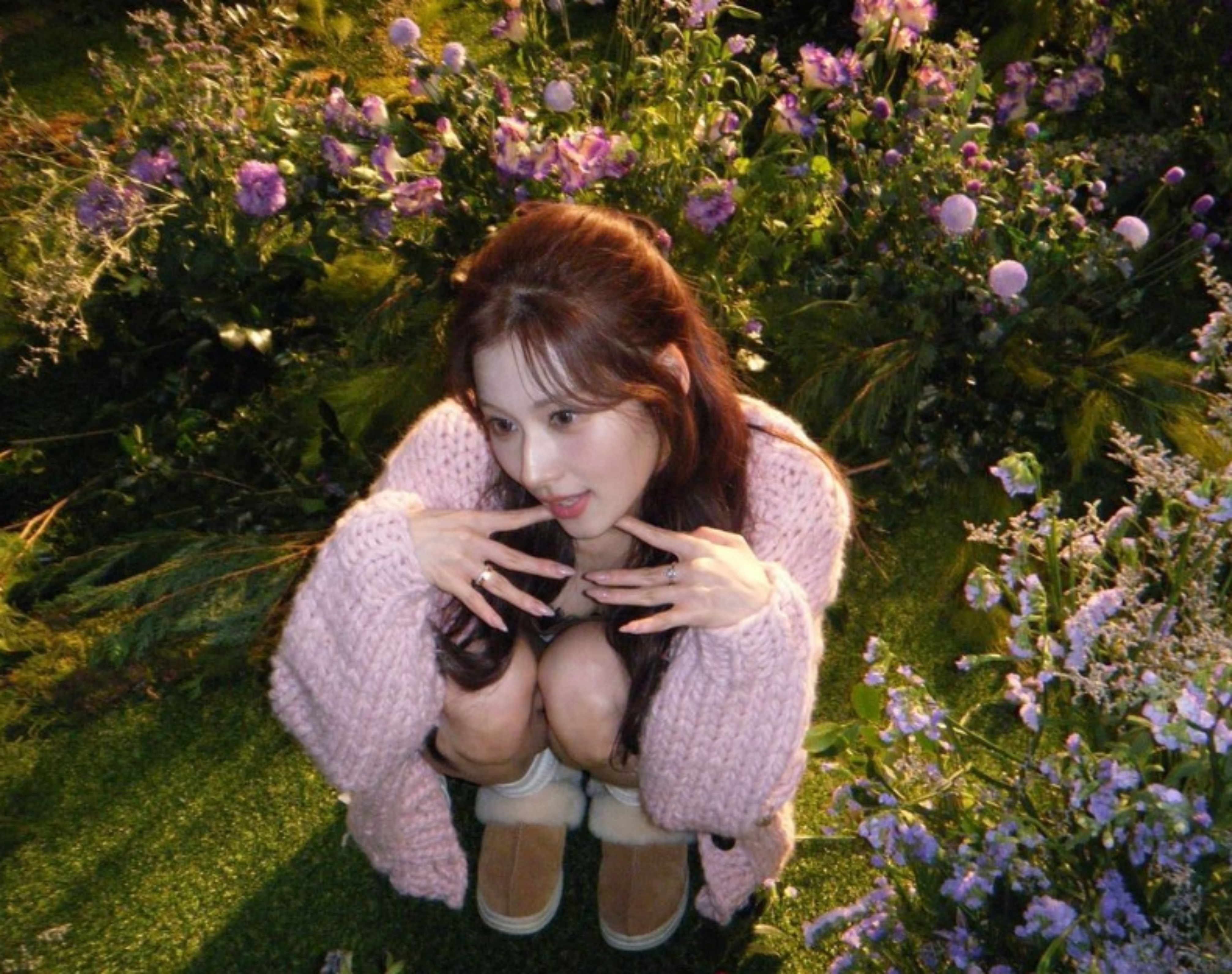  트와이스 사나 봄을 몰고 오는 핑크빛 상큼한 매력