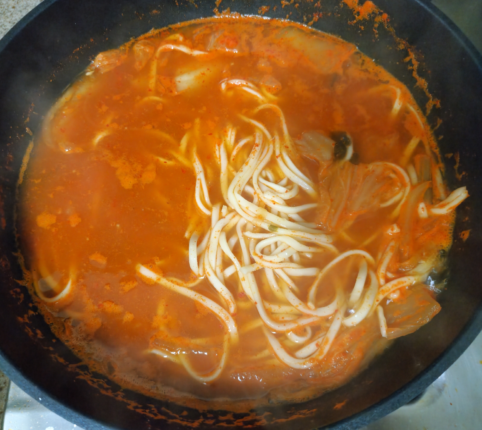 면사리를-넣고-끓이는-모습