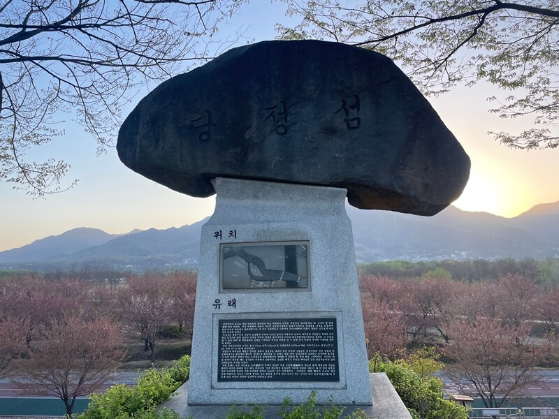 당정섬을-가는길에-서있는-비석상