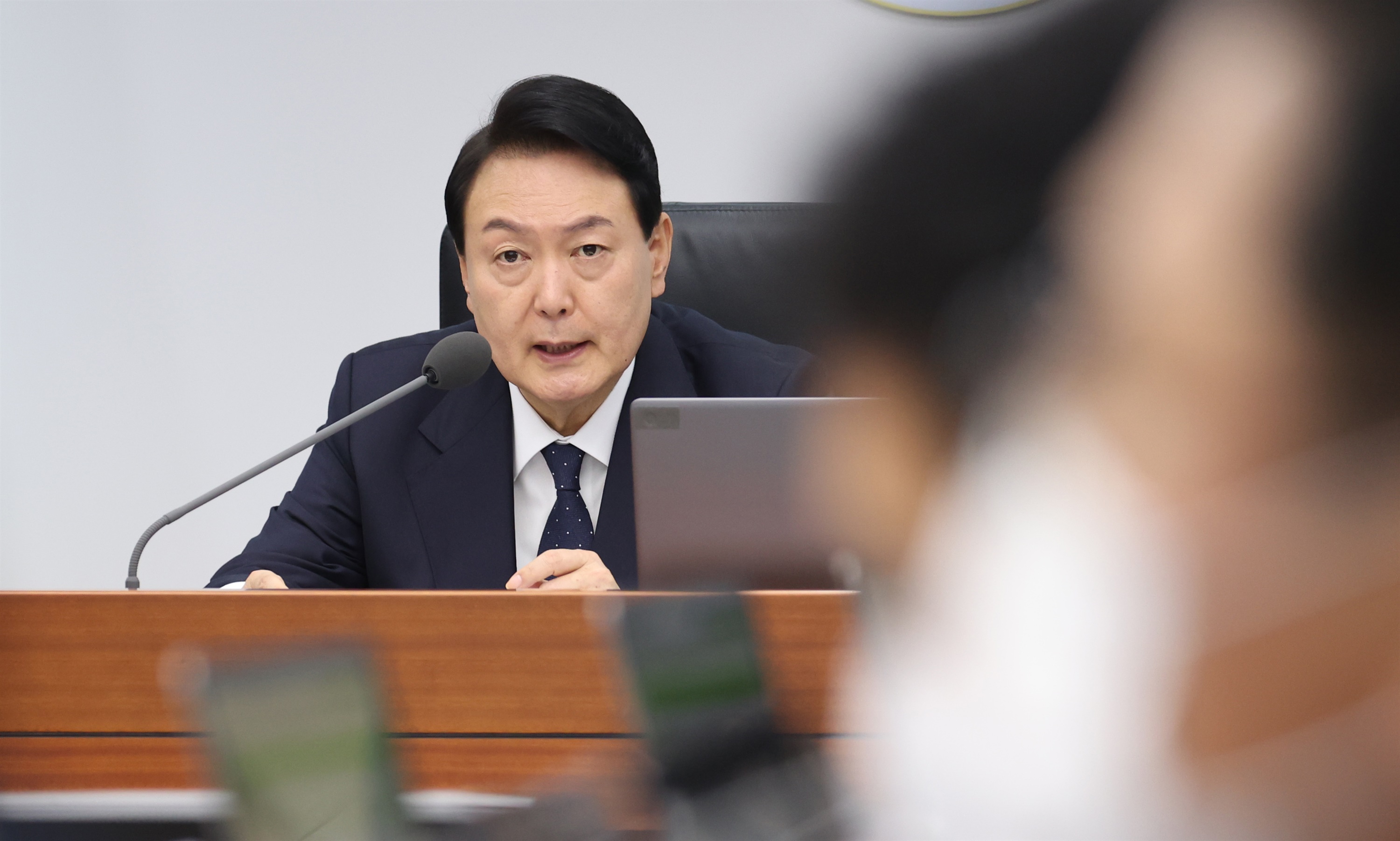  문 정부 '지인 채용'엔 그렇게 매섭더니.. 보수언론의 이중잣대