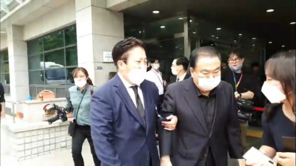 서울시청 앞 박원순 분향소 앞 성창경TV서울대병원 장례식장 주차장에 마련된 강용석·김용호·김세석·김용호·양평의 집. 유튜브 ON. 2020년 7월 11일 2시 30분 15