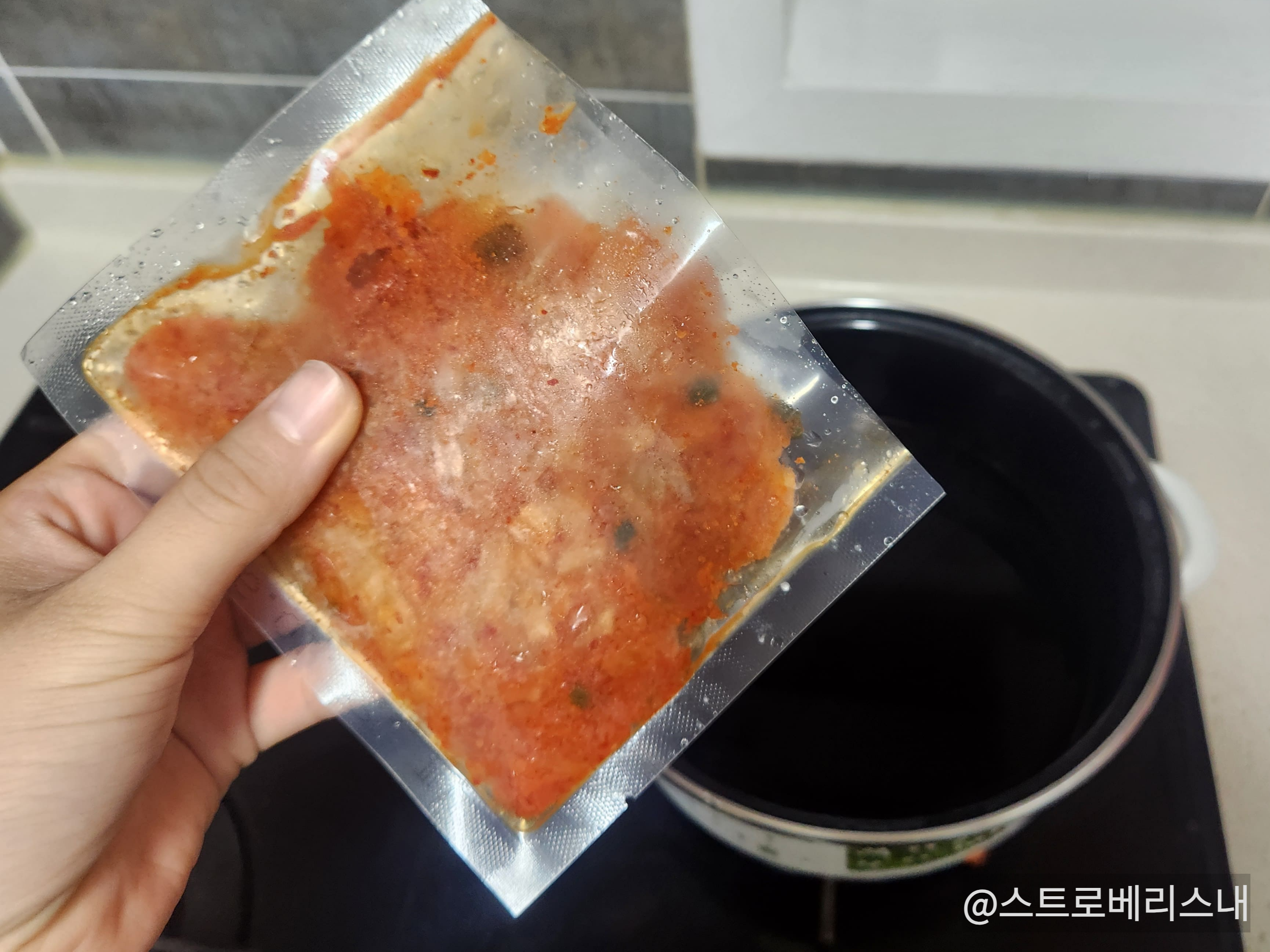 물 넣은 냄비에 냉동김치 넣기