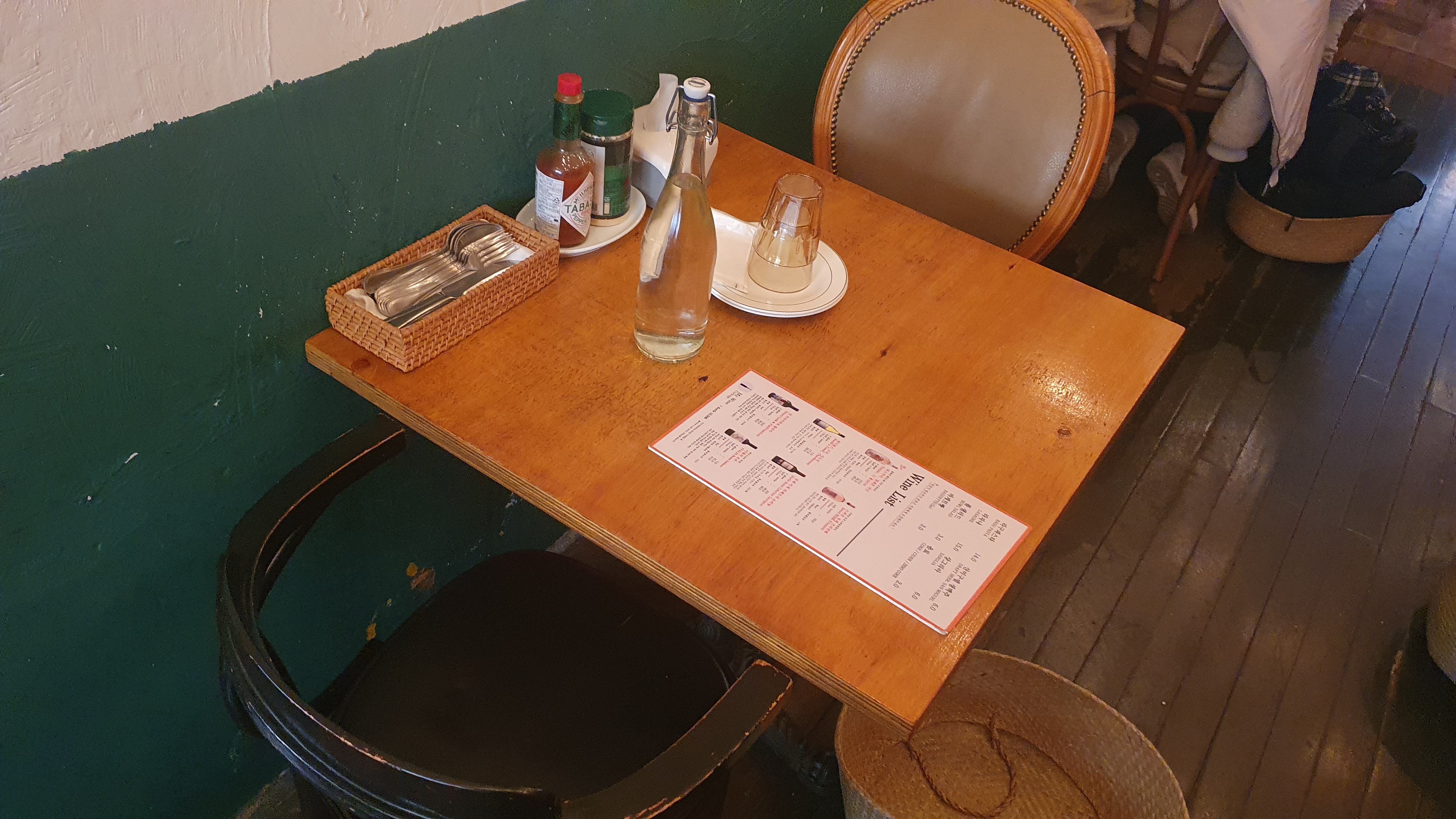 라구식당 테이블