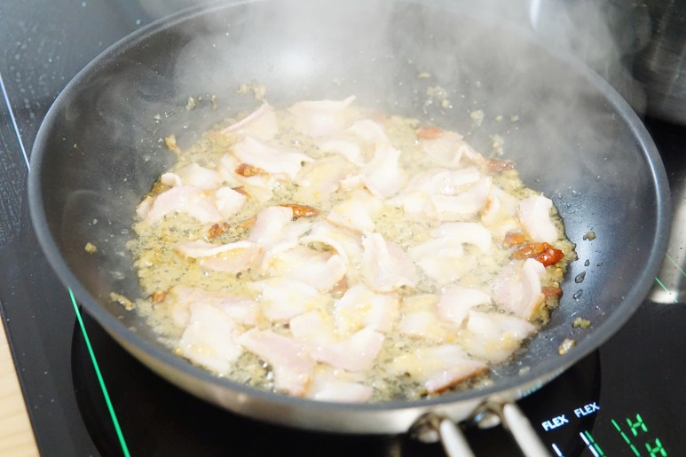 만들기 올리브오일 파스타 종류, 면에 삶은 베이컨을 넣은 알리오올리오 파스타 8