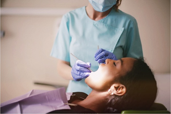 치과에서 치아 검진을 받고 있는 여성