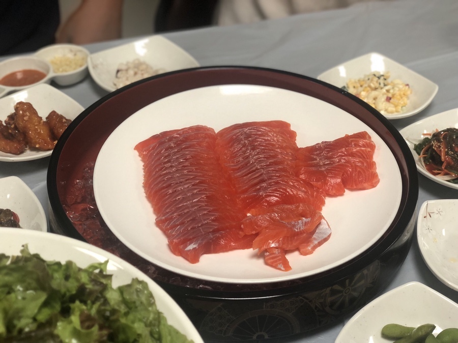  [강원도영월숭어회맛집] 옥동양어장횟집에서 붉은 회와 땅콩을 버무려서 맛있게 한입