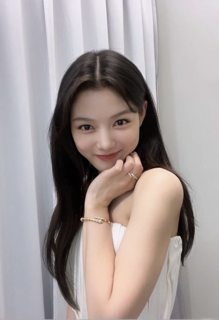  김유정 2022년 청룡영화제 화이트 드레스 무대 사진 움짤
