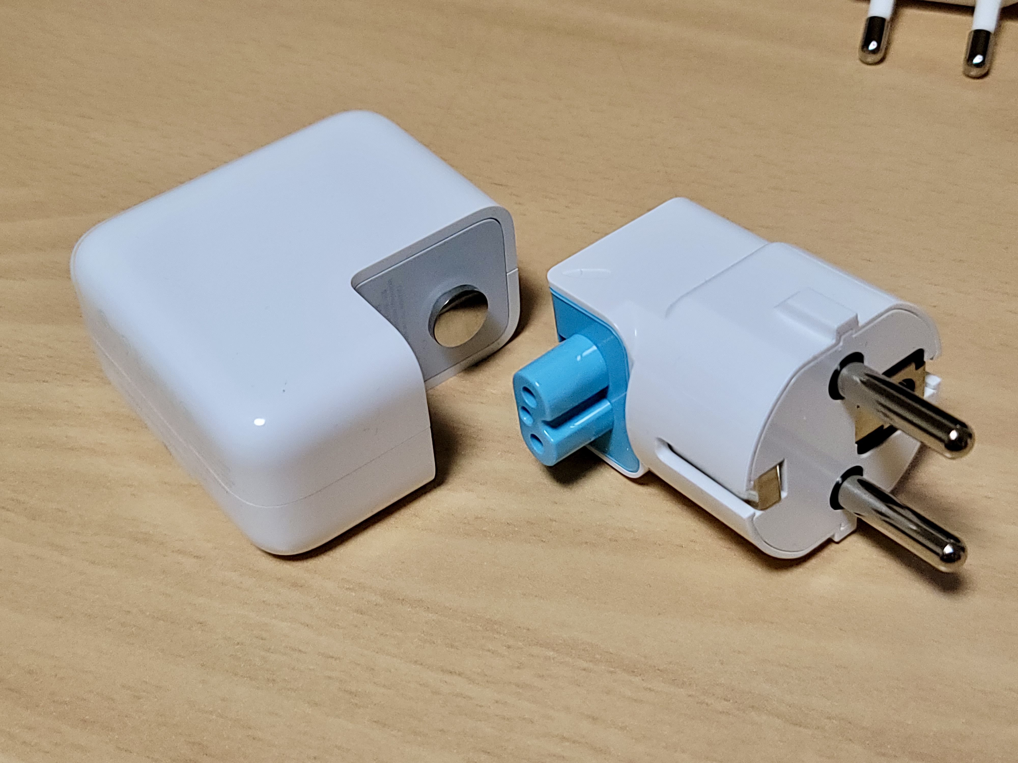 두들-접지-플러그와-플러그가-제거된-애플-정품-충전기를-함께-촬영한-사진