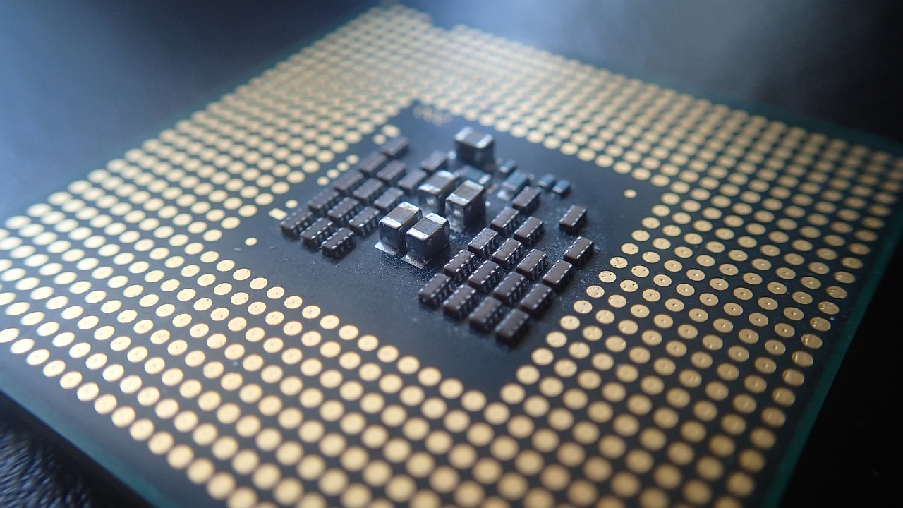 CPU 속에는 아주 작은 트렌지스터들이 조밀하게 설계되어 있다